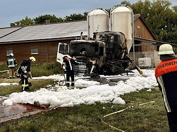Lkw-Brand berührt Stromleitung im Kreis Kitzingen - Fahrer stirbt bei Brand