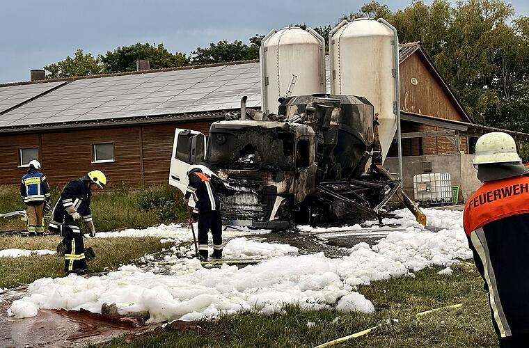 Kreis Kitzingen: Lkw berührt Stromleitung neben B22 fängt Feuer- Fahrer stirbt