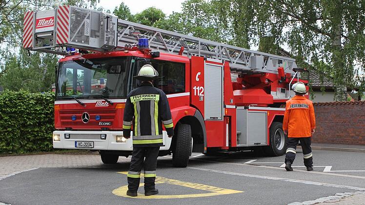 Auch nach der Übung suchte der Lkw mit der Drehleiter noch nach seiner optimalen Position.