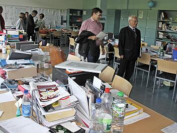 Bei einem Besuch vor wenigen Tagen verschaffte sich Landrat Rudolf Handwerker (rechts) einen Überblick über die Situation im Lehrerzimmer der Eberner Realschule, wo es ziemlich wüst aussah.  Foto: Ralf Kestel