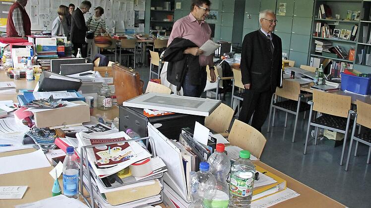 Bei einem Besuch vor wenigen Tagen verschaffte sich Landrat Rudolf Handwerker (rechts) einen Überblick über die Situation im Lehrerzimmer der Eberner Realschule, wo es ziemlich wüst aussah.  Foto: Ralf Kestel