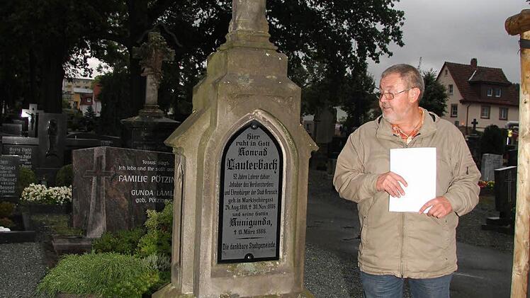 Lehrer waren einst Persönlichkeiten von besonderem Rang, erklärte der Stadtarchivar Hermann Wich: "52 Jahre Lehrer dahier. Inhaber des Verdienstordens und Ehrenbürger der Stadt Kronach", erinnert dieses Grab an Konrad Lauterbach aus Marktschorgast.