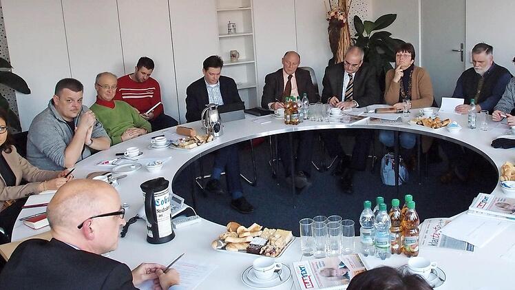 Lehrerkonferenz der anderen Art: Redaktionsleiter Oliver Schmidt (vorne) hat zur Redaktionssitzung eingeladen.