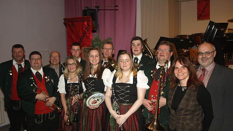 Die Trachtenkapelle kann sich auf bewährte Aktive, die Nordbayerischer Musikbund (NBMB) und Verein auszeichneten, stützen. Auf unserem Foto von links 1. Vorsitzender Stefan Hildner, Marcel Distler, Hugo Weingärtner, Nicole Baudisch, Benedikt Hildner, Lisa Kuhn, Harald Kuhn, Franziska Werner, Hubert Kuhn, Andreas Kiesel, Kreisvorsitzende NBMB Birgit Döhler und Bürgermeister Franz Kuhn.  Foto: Stefan Geiger