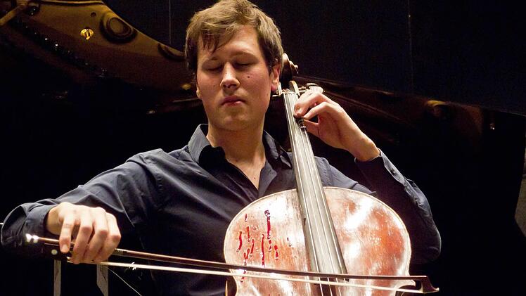 Wassily Gerassimez (Violoncello) beim Gastspiel in Coburg.Foto: Jochen Berger