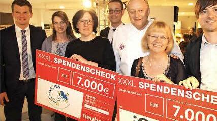 Scheck-Übergabe (v. l.): Christoph Helmrich (Neubert-Hausleiter), Heidi Bäuerlein-Gumpert, Ilona Merkl (beide Harl.e.kin Nachsorge Bamberg), Julian Viering (Neubert-Presse), Alfons Schuhbeck, Ulrike Diehl und Matthias Gensner (beide iSo - Innovative Sozialarbeit) Foto: Bertram Wagner