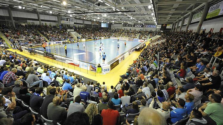 Die Arena in Coburg, wo üblicherweise der HSC 2000 Coburg um den Aufstieg in der Bundesliga der Herren kämpft, ist am Mittwoch fest in der Hand der besten Handballerinnen Deutschlands: Im Rahmen der EM-Quali ist die Schweiz zu Gast. Foto: Archiv/Hagen Lehmann