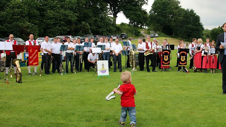 Als Bürgermeister Martin Mittag unter anderen den Posaunenchor Heilgersdorf und die Autenhaus'ner Musikanten (von links) begrüßte, rückte der Nachwuchs an. Foto: Bettina Knauth