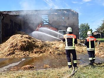 Ehemaliger Stall geht in Flammen auf: Hoher Schaden