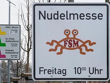 Ein Schild der «Nudelmesse» der «Kirche der fliegenden Spaghettimonster» Foto: Archiv/Patrick Pleul, dpa