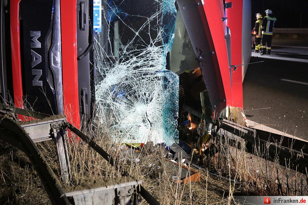 Kreis Bayreuth: Lkw kracht auf A9 in Mittelschutzplanke und kippt um – Fahrer verletzt