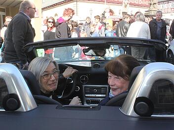 Wie sitzt man denn in so einem Cabrio? Rund 50 Autos standen am Sonntag in Bad Staffelstein für den direkten Vergleich bereit. Foto: Matthias Einwag