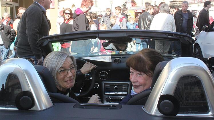 Wie sitzt man denn in so einem Cabrio? Rund 50 Autos standen am Sonntag in Bad Staffelstein für den direkten Vergleich bereit. Foto: Matthias Einwag