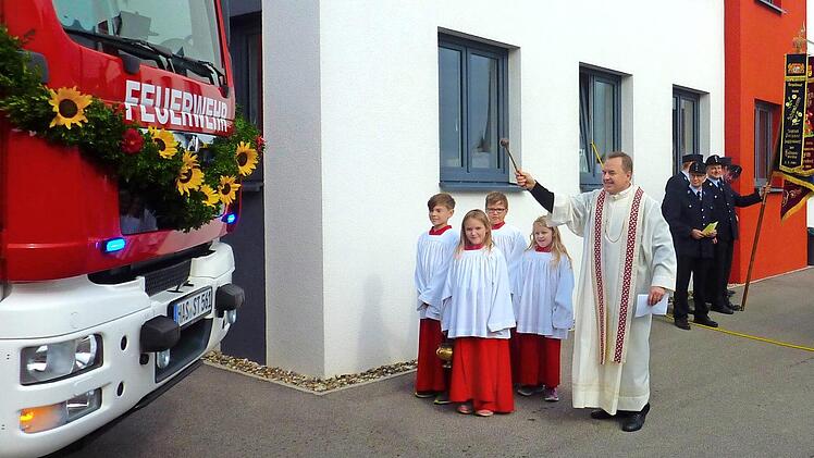Pfarrer Matthias Rusin segnete das neue Einsatzfahrzeug der Stettfelder Feuerwehr. Fotos: Christian Ziegler