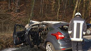 Unterfranken: Helfer rettet Mann aus brennenden Auto Unterfranken: Helfer rettet Mann aus brennenden Auto