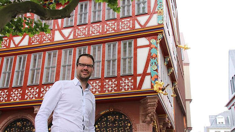 Steinmetz-Kunst unten, nachgebautes Fachwerk oben und vergoldete Schmuckelemente: Stefan Falkenberg aus Aschach hat unter anderem an der "Goldenen Waage" am Dom mitgebaut. Ralf Ruppert