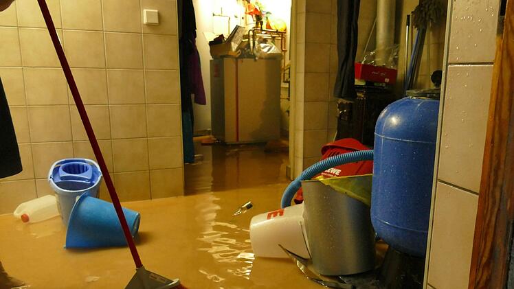 Ein nach einem Starkregen vollgelaufener Keller - dieses Problem soll es in Niederfüllbach in der Bergstraße geben. News5/Oßwald