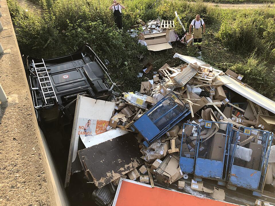 Bei Würzburg: Spektakulärer Sturz auf der A3 – Sattelzug fällt  von Autobahnbrücke auf Staatsstraße