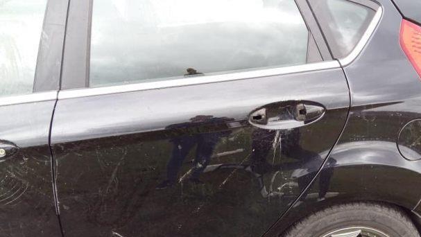 In Eisenheim haben Unbekannte ein Auto mit zwei Leitpfosten stark beschädigt. Foto: Facebook/Katha Gö