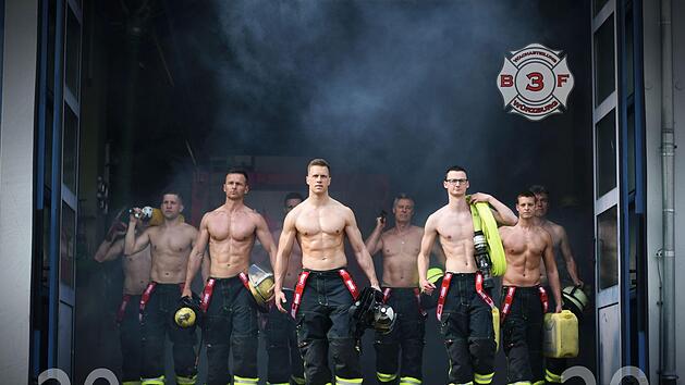 Die Feuerwehrm&auml;nner der Berufsfeuerwehr W&uuml;rzburg haben sich f&uuml;r einen brandhei&szlig;en Kalender ausgezogen. Und sorgen f&uuml;r einen viralen Hit - und das zum guten Zweck. Foto: Laura Schumacher