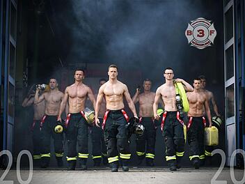 Die Feuerwehrmänner der Berufsfeuerwehr Würzburg haben sich für einen brandheißen Kalender ausgezogen. Und sorgen für einen viralen Hit - und das zum guten Zweck. Foto: Laura Schumacher