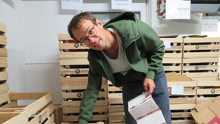 Im Lagerraum des Weinguts: Florian Wachter stellt verschiedene Sorten für eine Weinprobe zusammen