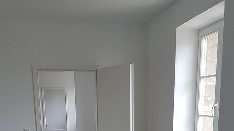 Helle Wände und dunkler Boden bilden einen schönen Kontrast.