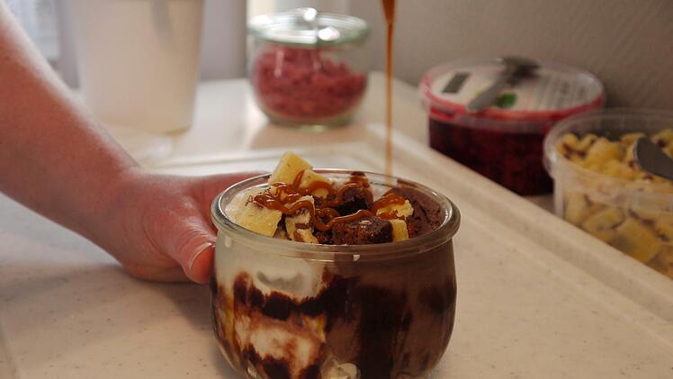 Nicht nur das Eis, sondern auch Kekse und Soßen, wie etwa für die Cookie-Bowl, machen die Eisheiligen selbst. Foto: Rebecca Vogt