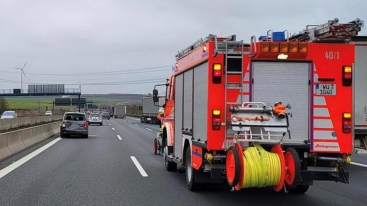 A3: Dritter Unfall seit Samstag - Bundeswehr leistet erst Hilfe - "Zwei Spuren gesperrt"
