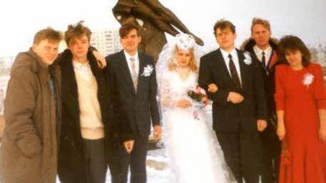 Nach kasachischer Tradition besuchte das Brautpaar am 25.12.1992 nicht nur das Standesamt, sondern auch ein Kriegerdenkmal. Foto: privat