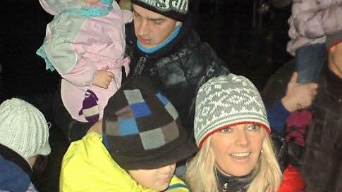 Musik-und Blaskapellen spielten weihnachtliche Weisen, mit leuchteten Augen warteten die Kinder auf den Auftritt des Christkindes und manch einer fühlte sich auf dem Arm der Mutter am wohlsten.