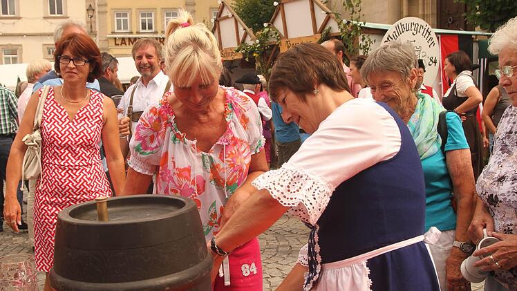 Dass die Biertage wahrlich nicht nur für Männer sind, zeigt dieses Bild, bei dem sich auch die Frauen einen Trunk aus dem Faß einschenken.