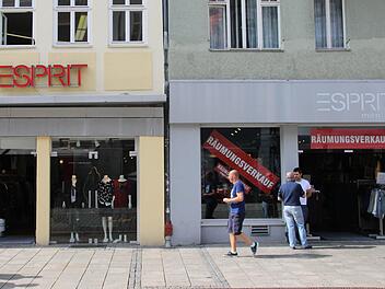 Der Laden links bleibt, der rechts wird geschlossen, und aus "Men" und "Women" wird "Family", heißt es aus der Esprit-Zentrale. Fotos: Simone Bastian