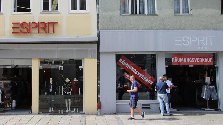 Der Laden links bleibt, der rechts wird geschlossen, und aus "Men" und "Women" wird "Family", heißt es aus der Esprit-Zentrale. Fotos: Simone Bastian