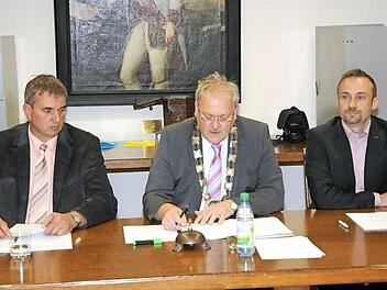 Die neue Führungsriege der Stadt Königsberg, von links: Zweiter Bürgermeister Alexander Krauser (CSU), Erster Bürgermeister Claus Bittenbrünn (FWG) und Dritter Bürgermeister Alexander Faust (CSU). Alle drei sind neu in ihren Ämtern.  Foto: Gerold Snater
