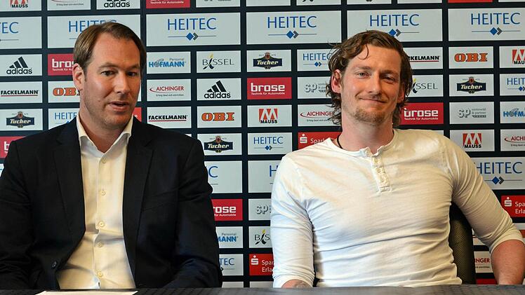 Neuzugang Huhnstock (rechts) mit HC Erlangen-Geschäftsführer Stefan Adam bei der Präsentation in Nürnberg. Foto: Nikolas Pelke