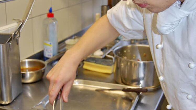 Koch-Azubi Franz-Christian Schmitt vom Hotel Sturm (Mellrichstadt) bei der Zubereitung seiner Vorspeise