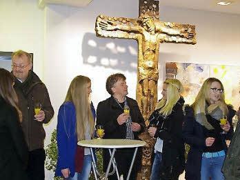 Dem Gottesdienst schloss sich ein Empfang im Pfarrzentrum an. Mit dabei Regionaldekan Thomas Teuchgräber (Dritter von links), Gemeindereferent Martin Förtsch (Mitte), Anna Schreiber vom Sachausschuss Jugend (Zweite von rechts) Foto: Heike Schülein