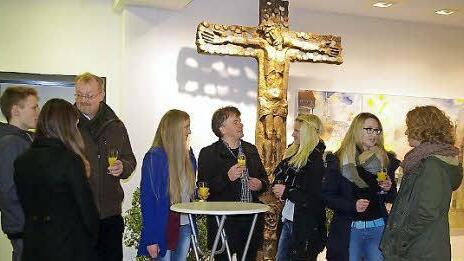 Dem Gottesdienst schloss sich ein Empfang im Pfarrzentrum an. Mit dabei Regionaldekan Thomas Teuchgräber (Dritter von links), Gemeindereferent Martin Förtsch (Mitte), Anna Schreiber vom Sachausschuss Jugend (Zweite von rechts) Foto: Heike Schülein