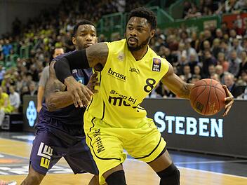 Travis Leslie (rechts) spielte mehrfach seine bestechende Athletik aus. Hier zieht er an Jordan Callahan vorbei. Foto: Peter Mularczyk