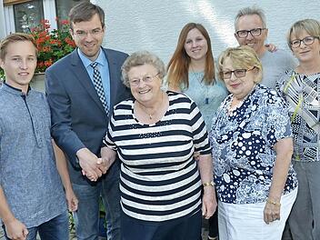 Meta Daum feierte mit zahlreichen Gratulanten 90. Geburtstag. Von links Nicolas Schönrock (Enkel), Dritter Bürgermeister Markus Wich, Jubilarin Meta Daum, Theresa Schönrock (Enkelin), Claudia Resch (Tochter), Frank Schönrock (Schwiegersohn) und Jutta Schönrock (Tochter)  Foto: K.- H. Hofmann