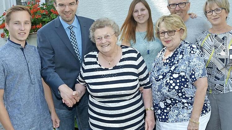 Meta Daum feierte mit zahlreichen Gratulanten 90. Geburtstag. Von links Nicolas Schönrock (Enkel), Dritter Bürgermeister Markus Wich, Jubilarin Meta Daum, Theresa Schönrock (Enkelin), Claudia Resch (Tochter), Frank Schönrock (Schwiegersohn) und Jutta Schönrock (Tochter)  Foto: K.- H. Hofmann