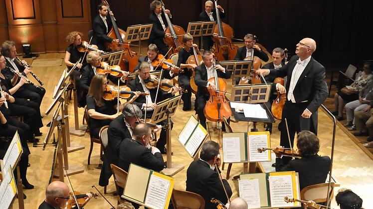 Thüringen Philharmonie Gotha und ihr musikalischer Leiter Hermann Breuer bildeten eine wunderbare homogene Einheit, die filigran die Sänger begleitete.Foto: Peter Klopf
