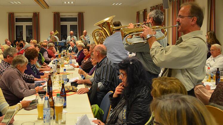 Ausgelassene Stimmung herrschte beim Abschiedskonzert der Waldfensterer Bergmusikanten im Pfarrgemeindezentrum Waldfenster. Foto: Kathrin Kupka-Hahn