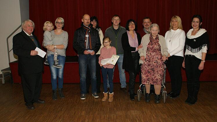 Spender und Empfänger beim Neujahresempfang der Pfarrgemeinde Limbach (von links) Pfarrer Otmar Pottler, Martina Schmidt mit Klara, Reiner und Monika Barth von der Elterninitiative Station Regenbogen, Chantal und Christian Schmidt, Pfarrgemeinderatsvorsitzende Sigrid Schuhmann, Kirchenpfleger Thomas Pflaum, Pfarrhaushälterin Maria Müller, Elke Krause und Gemeindereferentin Isabella Friedrich.Fotos: Sabine Weinbeer