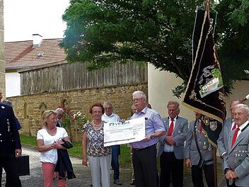 Spendenübergabe für die Wermerichshäuser Denkmale.  Foto: Gabi Seifried
