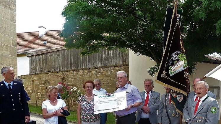 Spendenübergabe für die Wermerichshäuser Denkmale.  Foto: Gabi Seifried