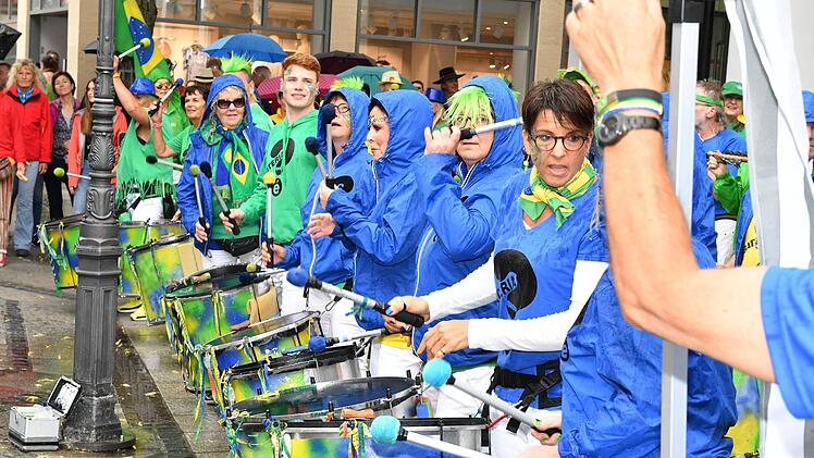 Der Samba-Auftakt  funktionierte auch mit Schirm und Regencape. Foto: Ronald Rinklef