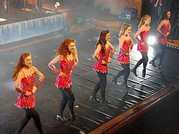 Die  "Danceperados of Ireland" brachten ein bisschen Irland in den Max-Littmann-Saal mit Irish Dance und ihrer Tour "Spirit of Irish christmas". Foto: Klaus Werner