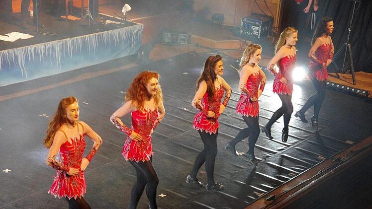 Die  "Danceperados of Ireland" brachten ein bisschen Irland in den Max-Littmann-Saal mit Irish Dance und ihrer Tour "Spirit of Irish christmas". Foto: Klaus Werner